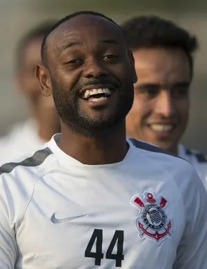 Vagner Love é procurado por clube chinês e também pode deixar Timão