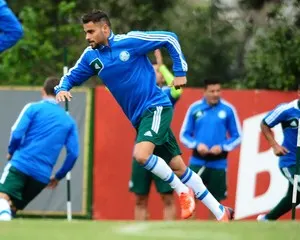 Sem Wendel, Léo Cunha e Weldinho disputam vaga na lateral do Palmeiras