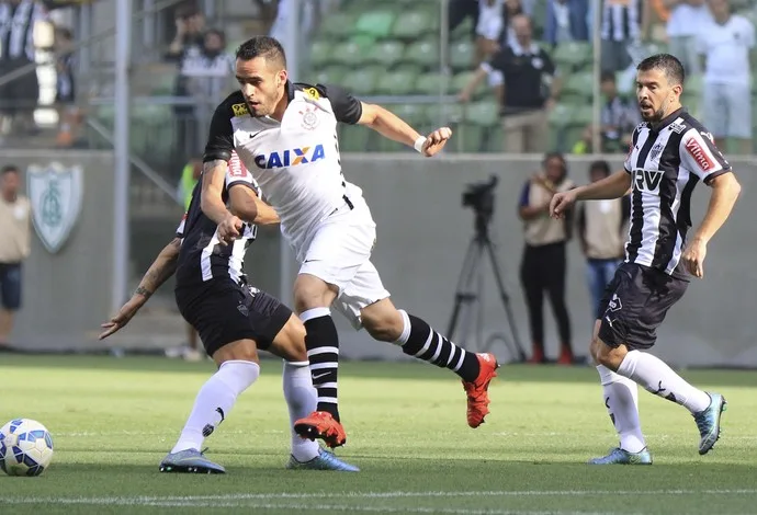 Vitor Hugo e Renato Augusto disputam lance mais bonito da rodada