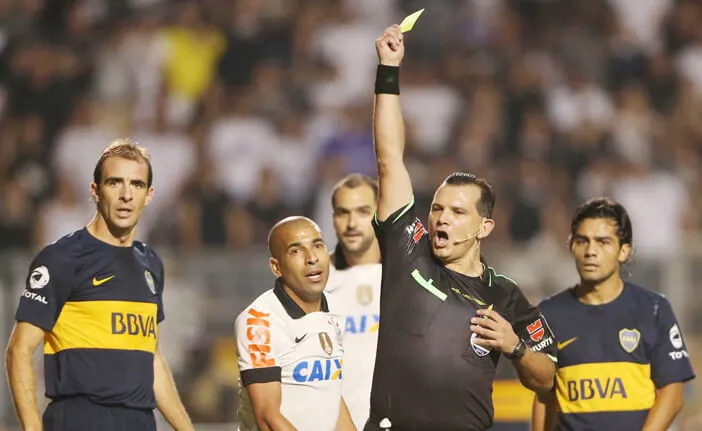 Jogo do Corinthians é interrompido por faixa de protesto contra Amarilla