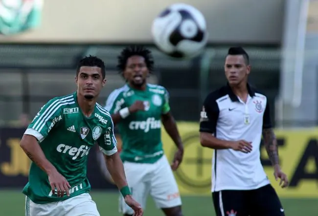 Prass pega pênalti, e Palmeiras ressurge com vitória no Derby