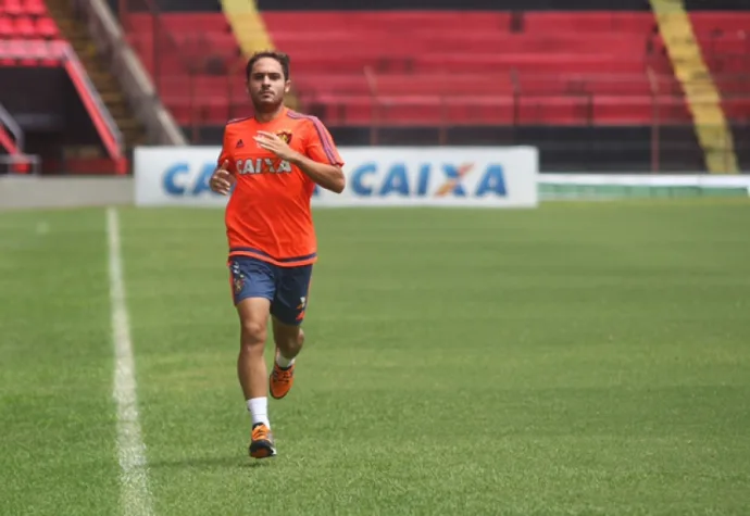 Desejado pelo Santos, Régis fica próximo de assinar com o Palmeiras