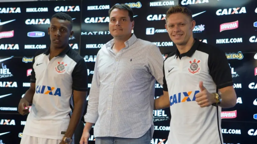 Corinthians apresenta reforços sem novo patrocinador polêmico