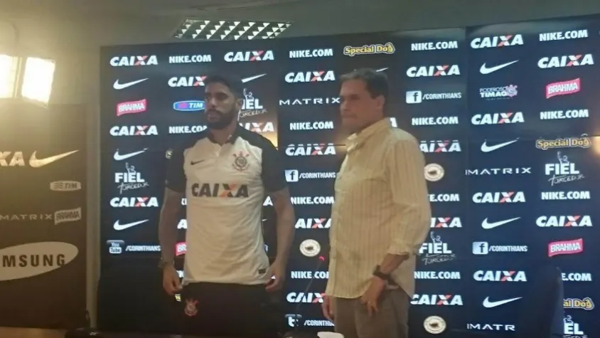 Ofuscado, Vilson responde a duas perguntas na apresentação no Timão