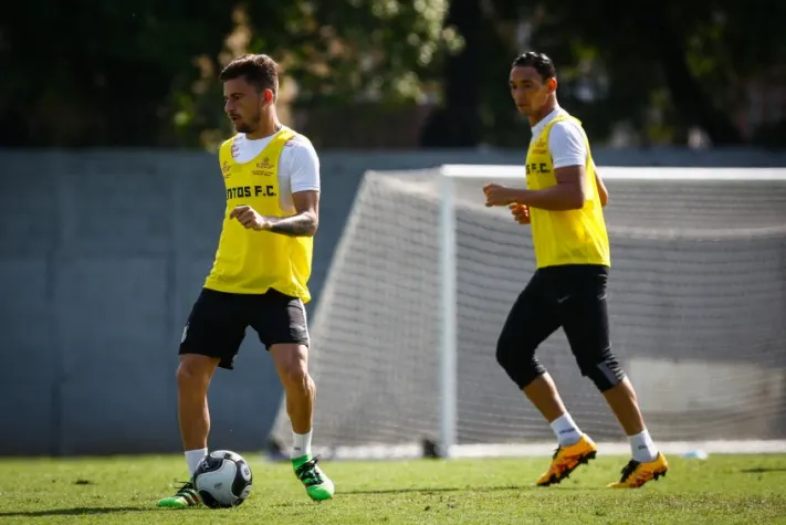 De olho no Palmeiras, Santos treina jogadas de lado e saída de bola