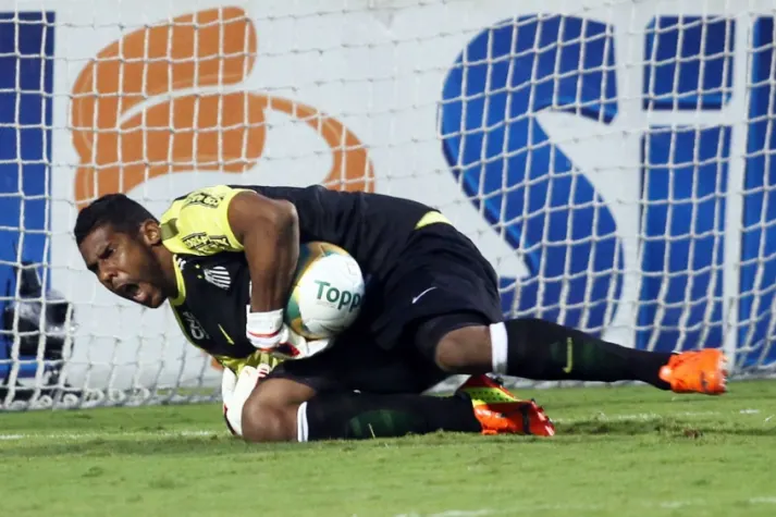 Goleiro ainda sofre com racismo: 'Temos que batalhar bastante'