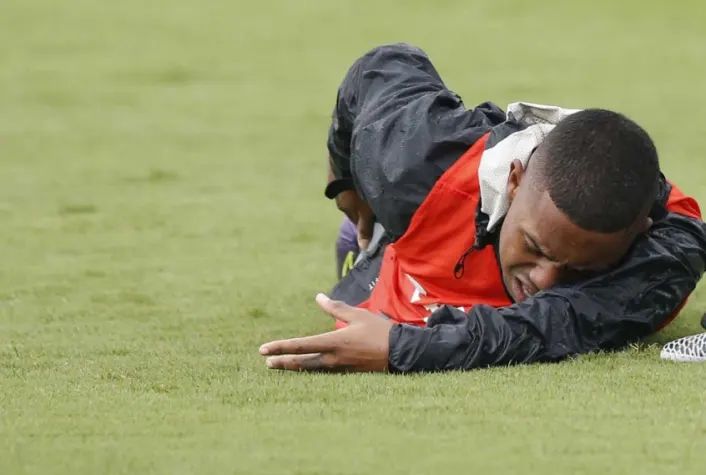 Malcom dá susto em treino do Timão. Cássio, Love e 'Renadson' ficam fora