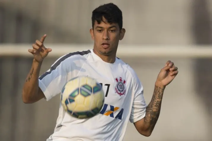 Conversas 'reservadas' e definição da defesa marcam treino do Corinthians