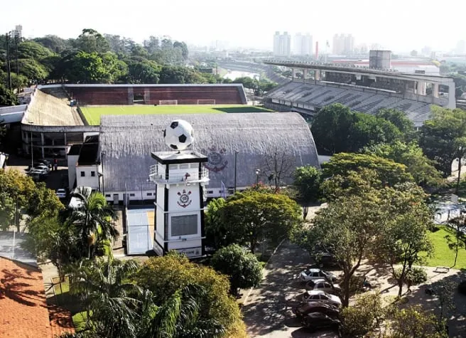 Indefinições, reunião e inscrições de chapinhas: política agita Corinthians