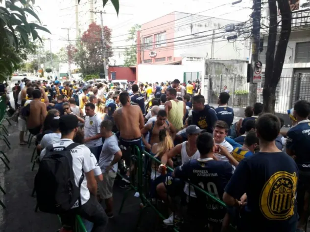 Torcida do Rosario se aglomera no Allianz Parque desde quarta-feira