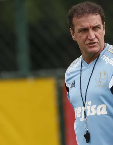 Cuca usa treino para conversar à parte com jogadores no Palmeiras