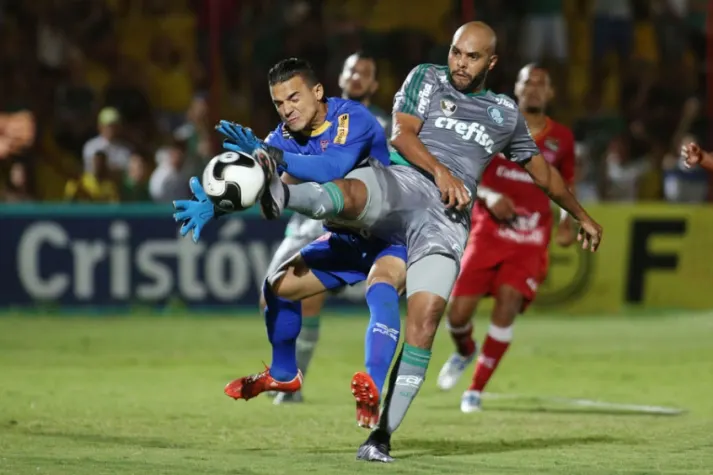 Após troca de técnico, Alecsandro cobra atitude dos jogadores