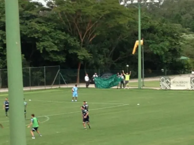 Torcedores invadem treino para protestar e Cuca muda o time de novo