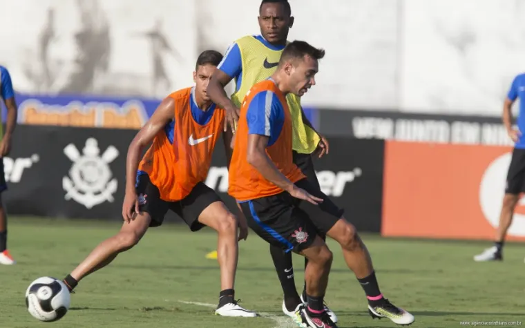 Sob olhares de Andrés e presidente, Corinthians treina sem quarteto