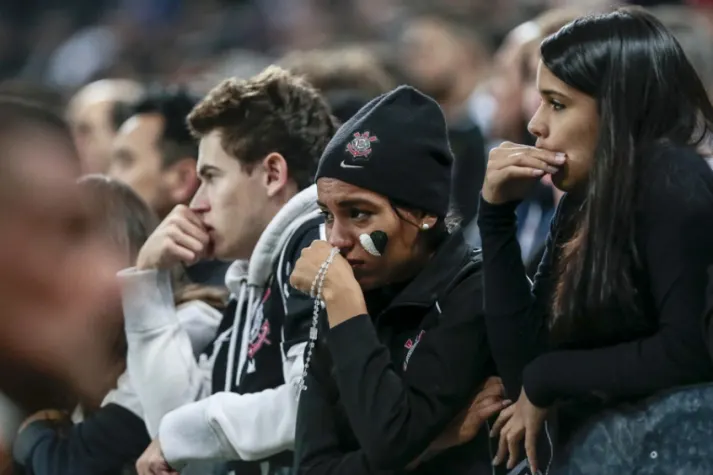 Noite sem dormir e 'juntar cacos': corintianos lamentam nova queda