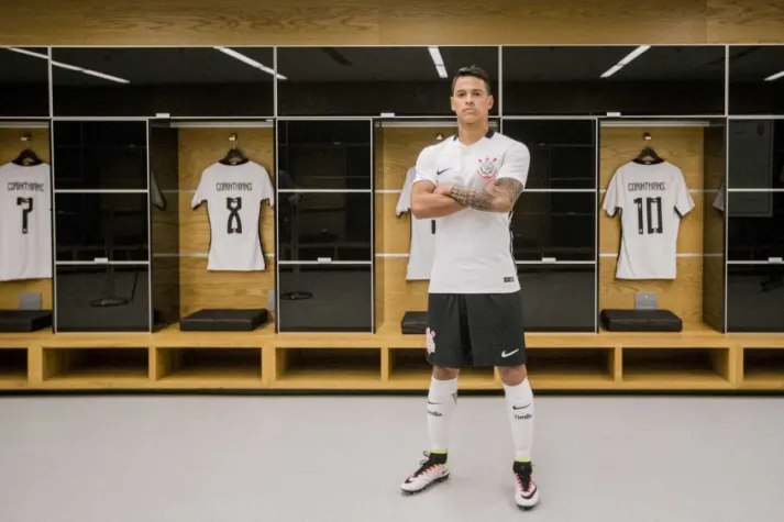 Com preleção de Tite e presença de meia, Corinthians lança nova camisa