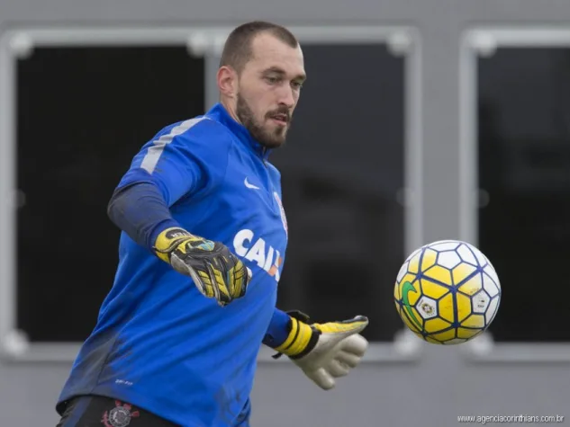 VÍDEO: Walter antecipa retorno e treina com bola no Corinthians