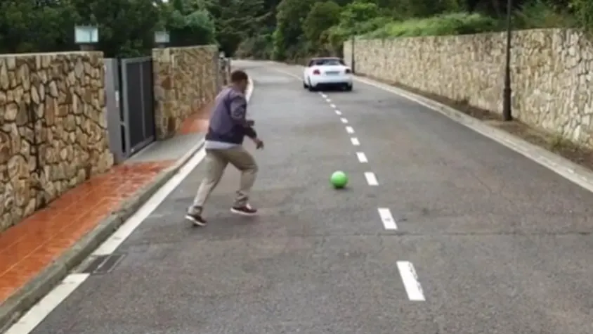 VÍDEO: Eterno Fenômeno! Ronaldo chuta de longe e acerta bola em carro em movimento