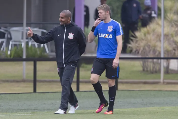 Sem jogar há quase um mês, Marlone não entende falta de espaço no Timão