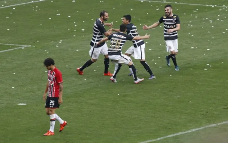 Há um ano, Corinthians aplicava maior goleada sobre o São Paulo e comemorava o hexa