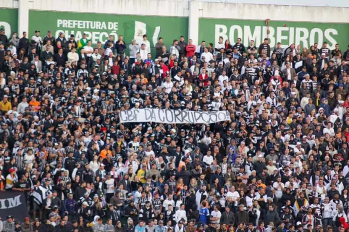 Súmula cita sinalizadores na torcida do Corinthians, que pode ser punido