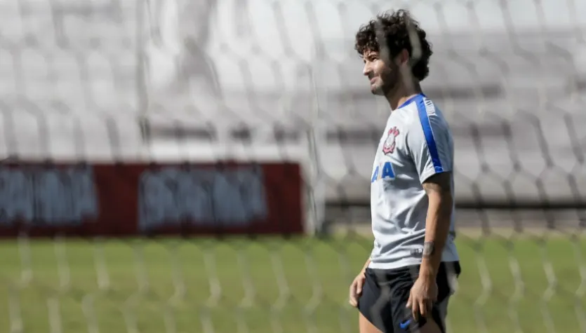 Quack! Fora do clássico de domingo, Pato se destaca e faz gol em treino