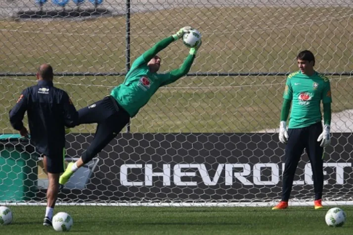 Voos, papo com Micale e até pênalti: o primeiro treino de Prass na Seleção