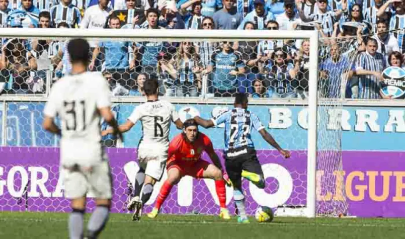 Cássio vê Corinthians desorganizado e se exime de culpa em gol do Grêmio