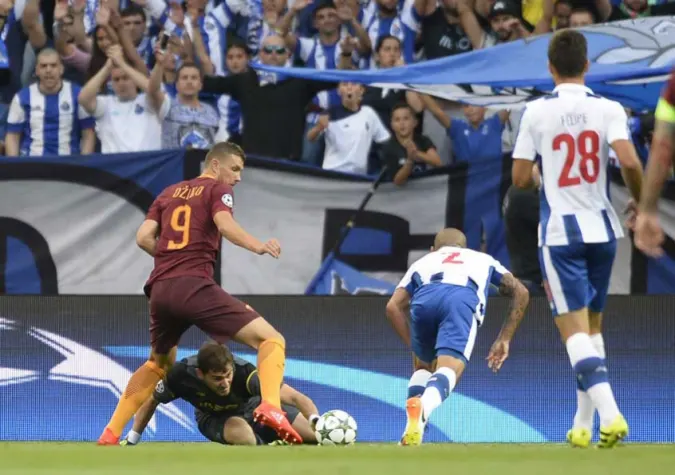 Ex-Corinthians marca contra em empate do Porto diante da Roma