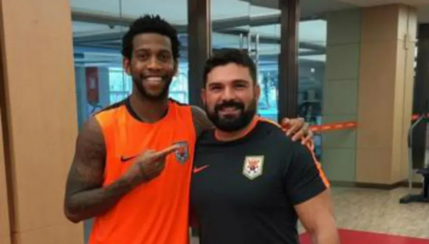 Gil reencontra ex-profissional do Corinthians no futebol chinês