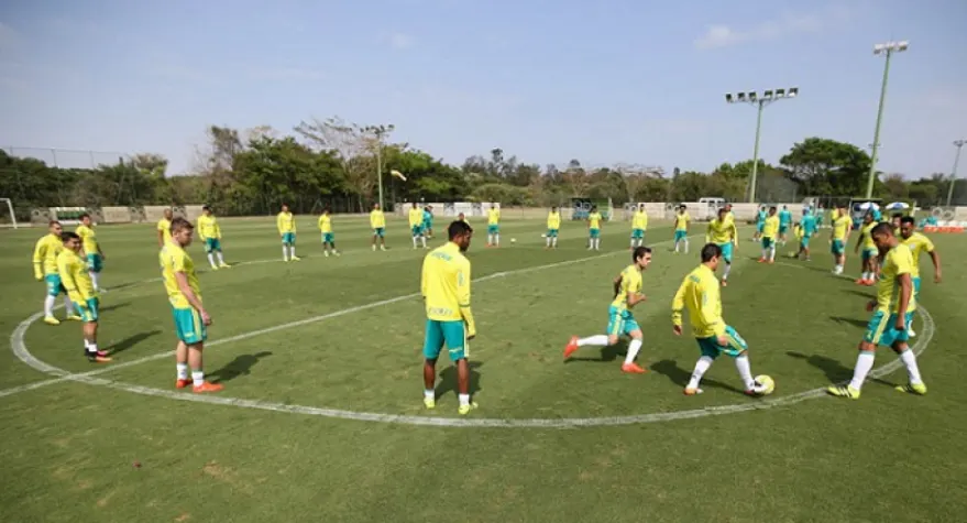 Após treino fechado, Cuca relaciona Arouca e mais 23 atletas para o Dérbi