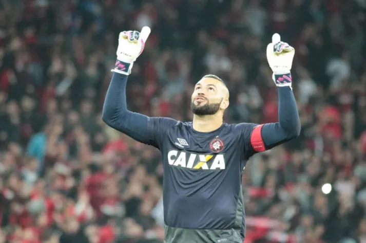 Atlético-PR quer compensação, pede Veiga e ainda não libera Weverton