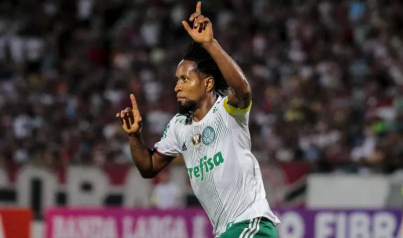 Estrela de Cuca brilha, e Palmeiras amplia vantagem ao bater o Santa