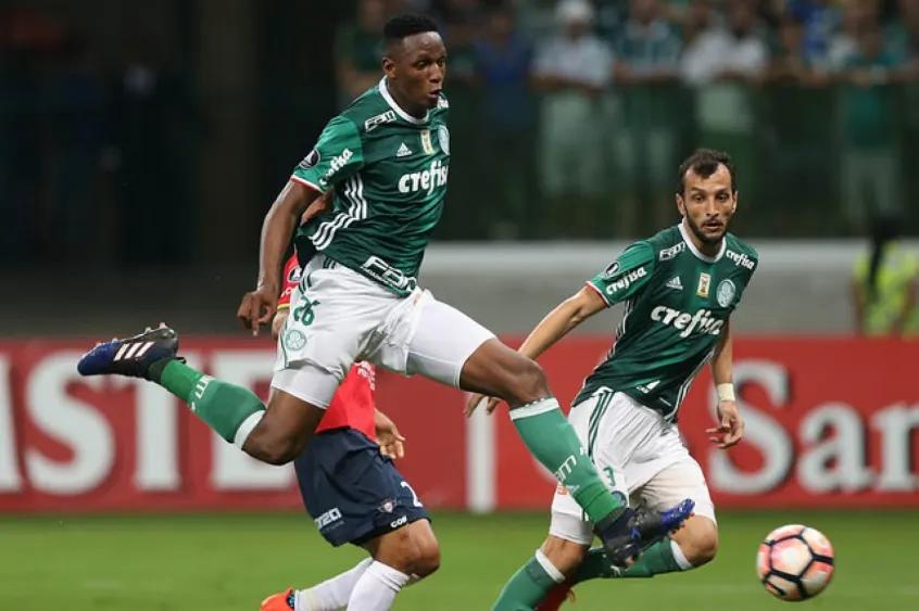 Trunfo no Brasileirão-2016, defesa do Palmeiras se mostrou frágil em 2017