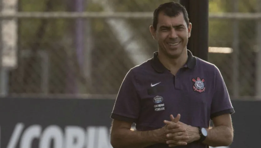 Vai poupar? Carille conversa com reservas durante treino do Timão