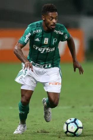 Michel diz que 'é difícil' não jogar, e Cuca promete chance na lateral