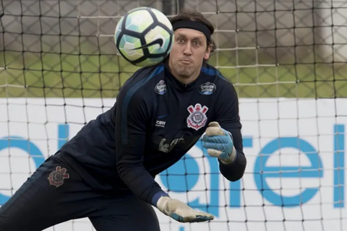 Cássio chega de madrugada, ignora liberação e já treina no Corinthians