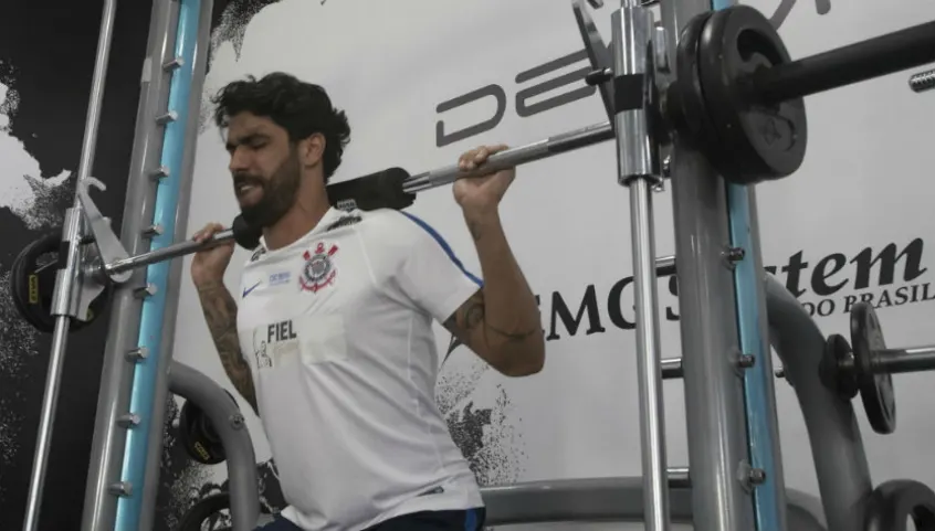 Sem jogar desde fevereiro, Vilson só voltará ao Corinthians em 2018