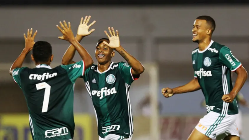 Conheça o atacante da base que se destacou no treino do Palmeiras