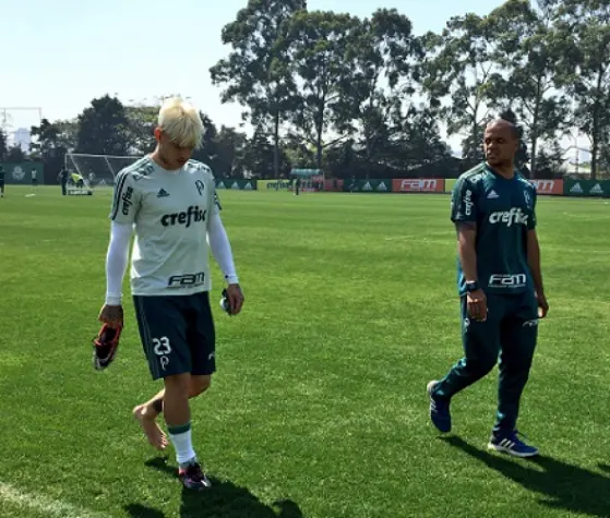 Michel Bastos e Róger Guedes podem desfalcar o Palmeiras contra o Galo