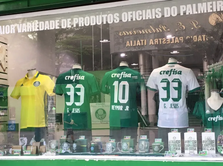 Loja em frente à arena vende camisa do Palmeiras com nome de Neymar