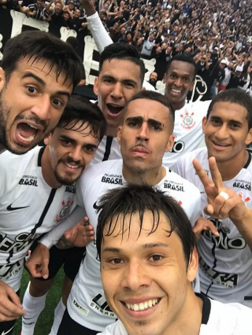 Selfie ensaiada: veja como Romero pegou celular para comemorar gol