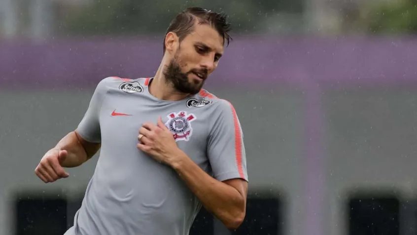 Henrique prevê jogo difícil, faz alerta, mas confia no Corinthians