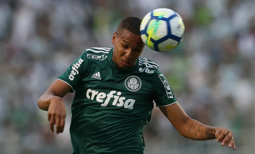 Apoio de Roger e papo no vestiário: Deyverson é defendido no Palmeiras