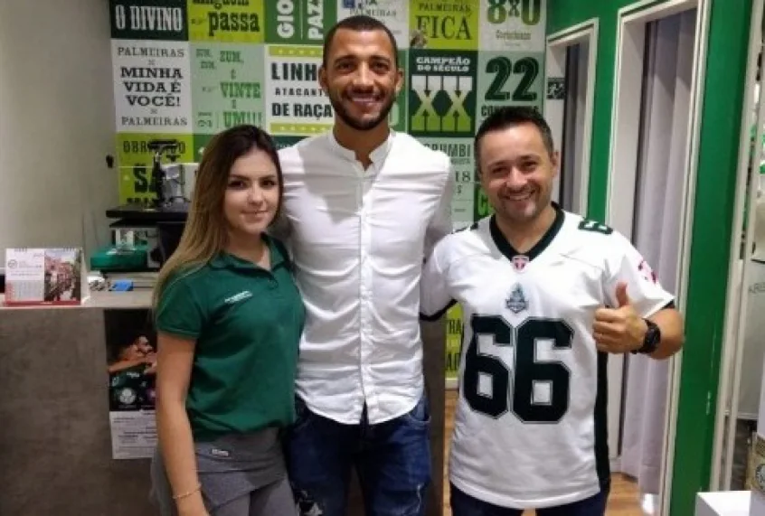 Vitor Hugo cumpre com promessa e presenteia amigo 