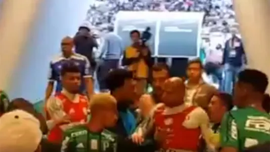 Felipe Melo fala em cusparada de Clayson: 'Vai ver é mal de família'