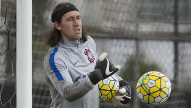 Na reserva do Corinthians, Cássio está nos planos da Seleção, diz Tite