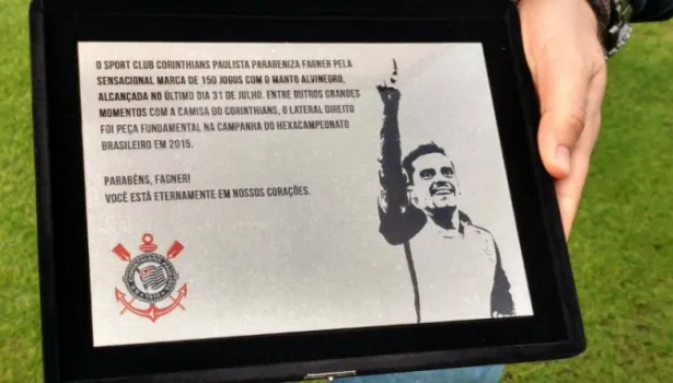 Corinthians faz homenagem a Fagner, que evita discurso: 'Iam me vaiar, pô'