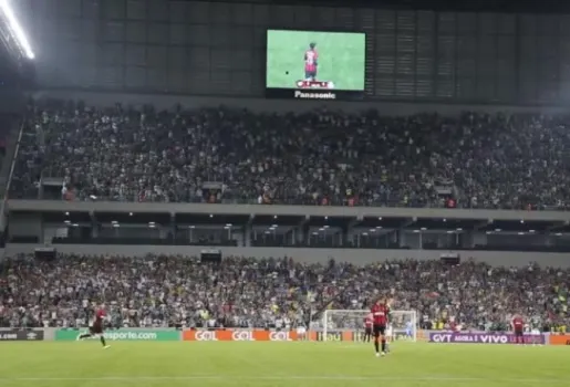 Torcida do Palmeiras faz 'paredão verde' e dá show em Curitiba