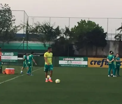 Gabriel Jesus treina com chuteiras, bate bola, e Palmeiras faz mistério